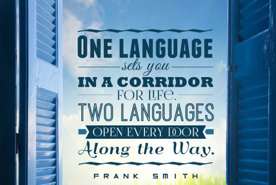 Aprenda inglês com citações: "One language sets you in a corridor for life. Two languages open every door along the way." - Frank Smith